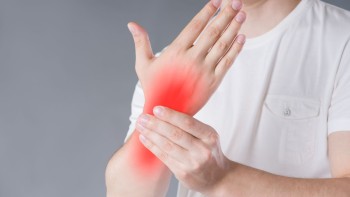 What are the treatments for carpal tunnel syndrome?
