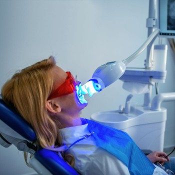 Teeth whitening by photoactivation (both arches)