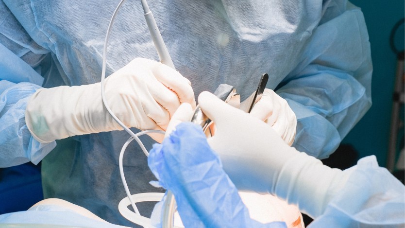 Surgeons performing a parathyroidectomy in a operating room