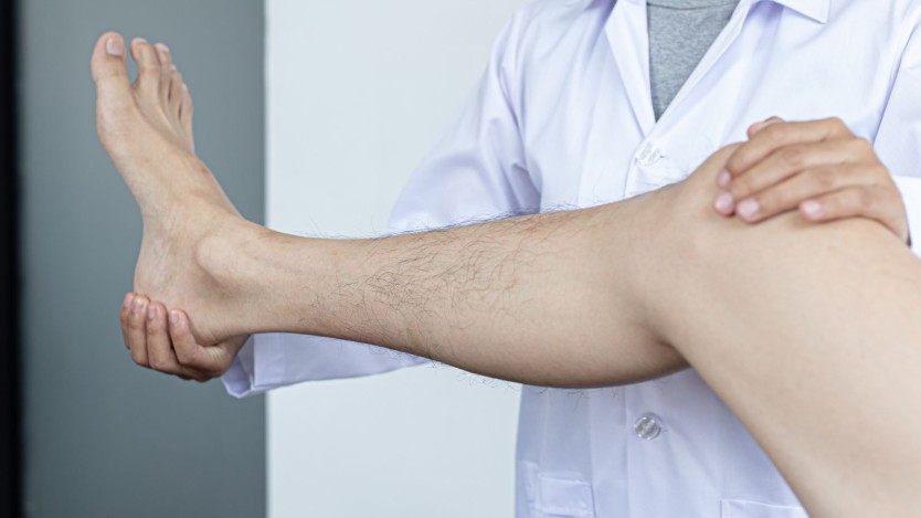 Patient with knee problems in a consultation